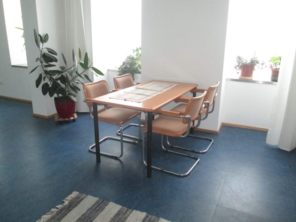 Praxis für Musiktherapie: Tisch für diverse Besprechungen (Elterngespräche, Organisation,...)